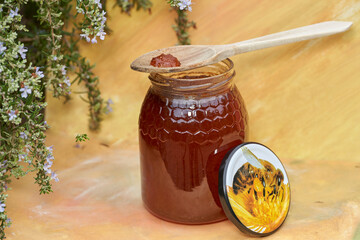 miel natural  en un bote de cristal