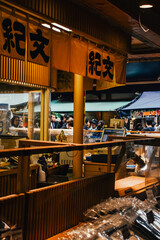 Foto de los puestos en la Calle Nakamise en Asakusa, Tokyo, Japón.