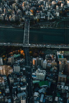 Foto del R&iacute;o Ara desde arriba con la ciudad de Tokyo con los colores del atardecer, Jap&oacute;n.