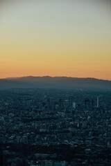 Foto del atardecer entre las montañas y la ciudad de Tokyo, Japón.