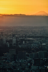 Fototapeta premium Foto del atardecer en la ciudad de Tokio en Japón con el Monte Fuji.