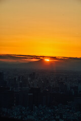 Fototapeta premium Foto del atardecer desde las alturas de Tokio, Japón.