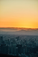 Foto del atardecer en la ciudad de Tokio desde las alturas, Japón.