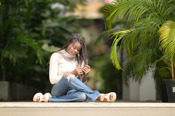 A young woman with his hairstyle and the atmosphere of living in the community.