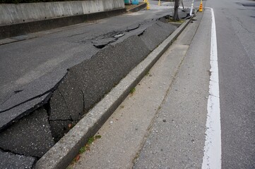 日本の石川県かほく市　地震による液状化現象で破損した道路