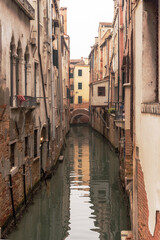 Fototapeta na wymiar Ancient architecture, cobbled streets, a labyrinth of picturesque islands, famous canals of Venice. Travel photo. Vertical