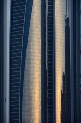 Reflejo al atardecer en Abu Dhabi, Emiratos Árabes Unidos