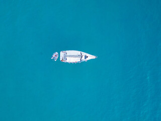 barca nel mare blu cristallino del salento