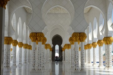 Pasillo de la Mezquita Sheikh Zayed en Abu Dhabi, Emiratos Árabes Unidos