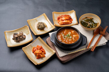 Korean food, soybean paste stew, spicy pork, bibimbap, side dishes, vegetables, kimchi, earthen pot,