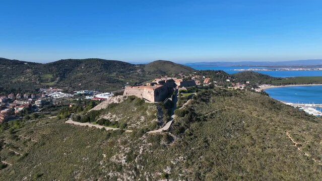 Porto Ercole, esclusiva localit&agrave; turistica di mare in Toscana, Monte Argentario, Italia.
Vista aerea del porto di Porto Ercole sul Monte Argentario. Forte Filippo, Cala Galera, 