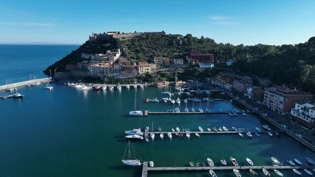 Porto Ercole, esclusiva localit&agrave; turistica di mare in Toscana, Monte Argentario, Italia.
Vista aerea del porto di Porto Ercole sul Monte Argentario. Forte Stella