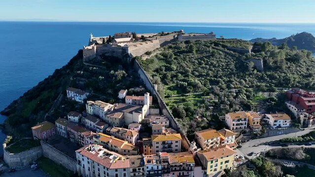 Porto Ercole, esclusiva localit&agrave; turistica di mare in Toscana, Monte Argentario, Italia.
Vista aerea del porto di Porto Ercole sul Monte Argentario. Forte Stella e Isola Rossa.