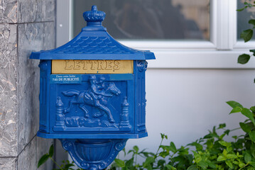 Boîte aux lettres bleue et jaunes décorée d'un cheval.
