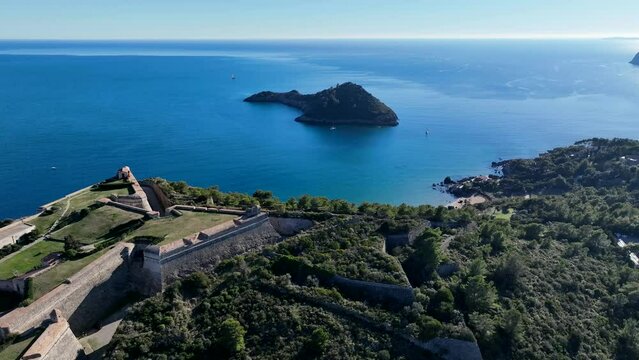 Porto Ercole, esclusiva localit&agrave; turistica di mare in Toscana, Monte Argentario, Italia. Forte Stella e Isola Rossa.
Vista aerea del porto di Porto Ercole sul Monte Argentario.
