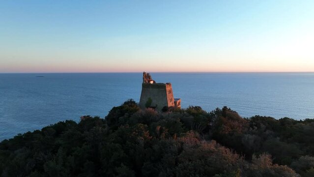 Il promontorio di Ansedonia, localit&agrave; turistca balneare esclusiva della costa Toscana, Italia.
Vista aerea della roccia a picco sul mare e delle ville pi&ugrave; esclusive frequentate dai romani.