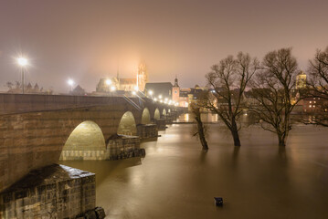 Hochwasser in Regensburg am Abend im Winter