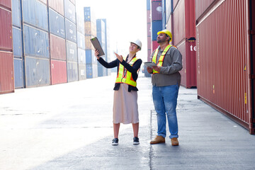Obraz premium Engineers and employees working at a container warehouse.