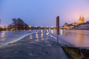 Hochwasser in Regensburg am Abend im Winter