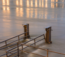 Überflutete Anlegestelle in Regenburg and er Donau abends