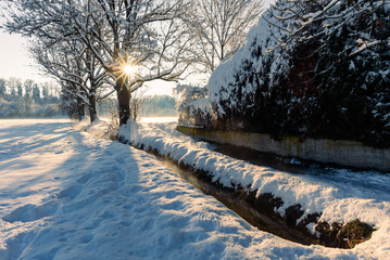Wege im Winter im Schnee bei Sonnenschein