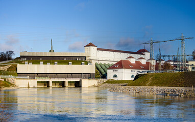 Innkraftwerk mit Inn in Töging  im Winter bei Sonnenschein