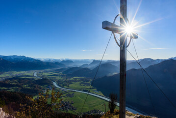 Gipfelkreuz,. Blick im Herbst ins Inntal vom Kranzhorn