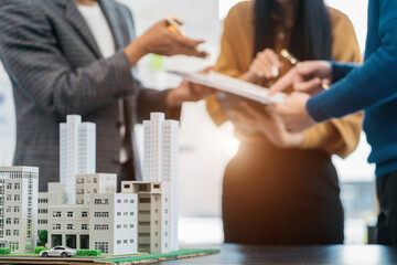 Obraz premium Considering buying a home, investing in real estate. Broker signs a sales agreement. agent, lease agreement, successful deal.