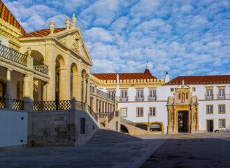 Fototapeta na wymiar Edifício central da Universidade de Coimbra, Porta Férrea e Pátio das Escolas da Universidade de Coimbra