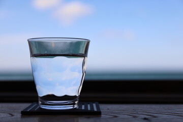 ガラスコップの水