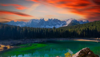 Papier Peint photo Mont Cradle Lago di Carezza, an alpine marvel with emerald waters, cradled by spruce trees, framed by the majestic Dolomites, a fairy tale woven into nature's enchanting panorama