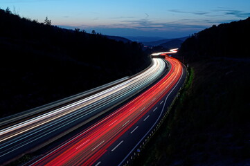 Autobahn A3 bei Nacht - Waldaschaff Aschaffenburg Lichtstreifen zur blauen Stunde - Langzeitbelichtung - Traffic - Light Trails