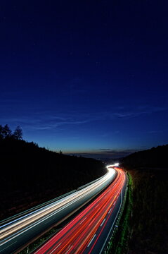 Autobahn A3 bei Nacht - Waldaschaff Aschaffenburg Lichtstreifen zur blauen Stunde - Langzeitbelichtung - Traffic - Light Trails