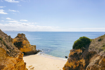 Portugal, Algarve mit Blick auf Meer - 727847030