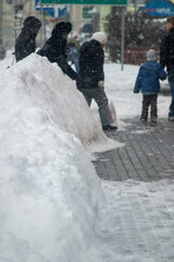 Zima - zalegające hałdy śniegu przy chodnikach - obrazy, fototapety, plakaty