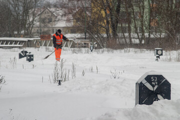 Zasypany po obfitych opadach śniegu szlak kolejowy © qrrr
