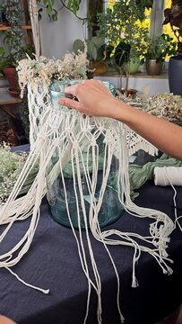Makramee Knoten kn&uuml;pfen, Windlicht mit macrame dekorieren, Frau webt Makramee
