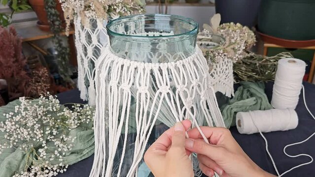 Makramee Knoten kn&uuml;pfen, Windlicht mit macrame dekorieren, Frau webt Makramee
