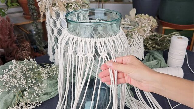 Makramee Knoten kn&uuml;pfen, Windlicht mit macrame dekorieren, Frau webt Makramee
