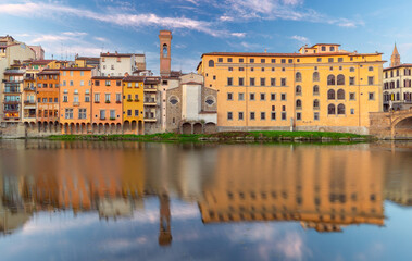 Fototapeta na wymiar Old stone houses on the banks of the Arno river Florence early in the morning.