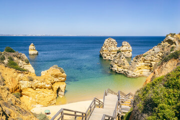 Portugal, Algarve mit Blick auf Meer - 727885677