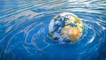 Erde mit Wolken und Hurrikan fällt ins Meer und Wasser sprizt hoch - Earth Rescue