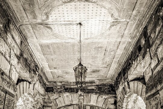 alte Stuckdecke an einem verlorenen Ort