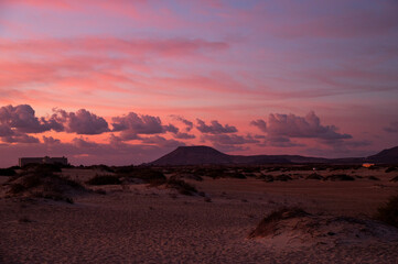 Vulkankegel in der morgenröte auf der kanarischen insel fuerteventura
