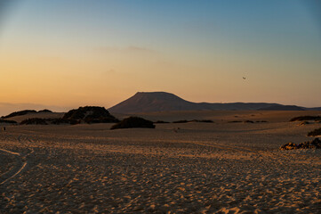 Calderon Hondo in der morgenröte von den dünen von corralejo aus, auf fuerteventura