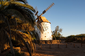 Die Windmühle von El Roque auf Fuerteventura.