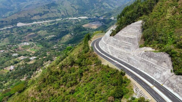 Video a&eacute;reo tomado sobre la carretera conocida como "Conexi&oacute;n Pac&iacute;fico 1" que comunica al Municipio de Amag&aacute; con el corregimiento de Bolombolo.