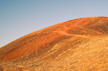 Blick auf den Vulkan Calderón Hondo bei Sonnenuntergang, in Lajares, La Oliva, Fuerteventura, Kanarische Inseln, Spanien. - obrazy, fototapety, plakaty