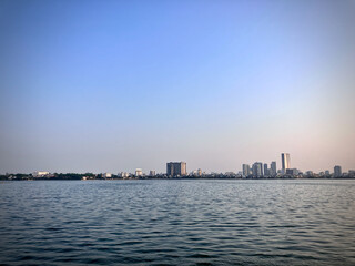 Naklejka premium Stunning Cityscape by the Tranquil Lake at Dusk