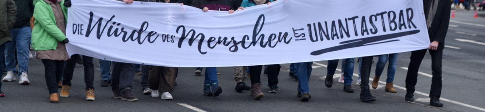 Transparent: "Die W&uuml;rde des Menschen ist unantastbar"